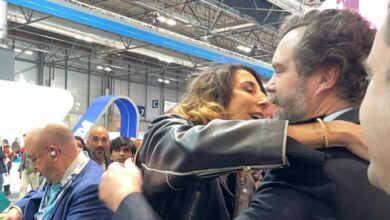 Paz Padilla, envuelta en la polémica tras abrazar a este político de Vox: "Te quiero"