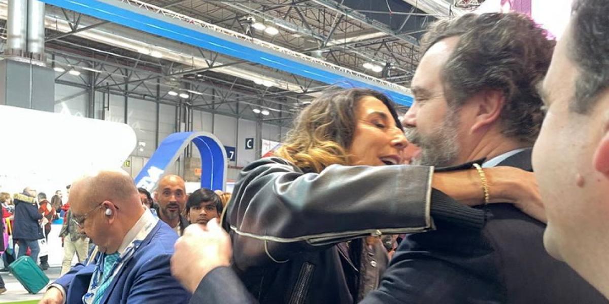 Paz Padilla, envuelta en la polémica tras abrazar a este político de Vox: "Te quiero"