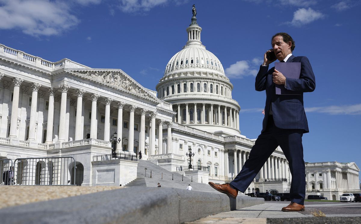 Perdió a un hijo, peleó contra Trump y ahora batalla con el cáncer: la resistencia del congresista Raskin