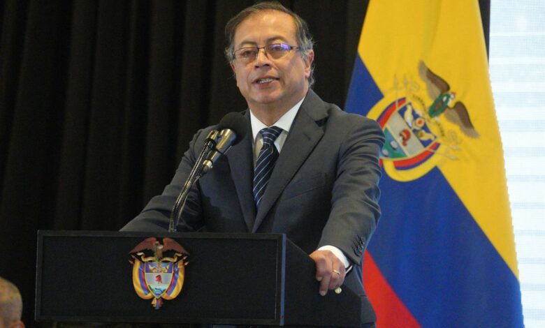 Petro anuncia un cese al fuego bilateral con cinco grupos armados: “La paz total será una realidad”