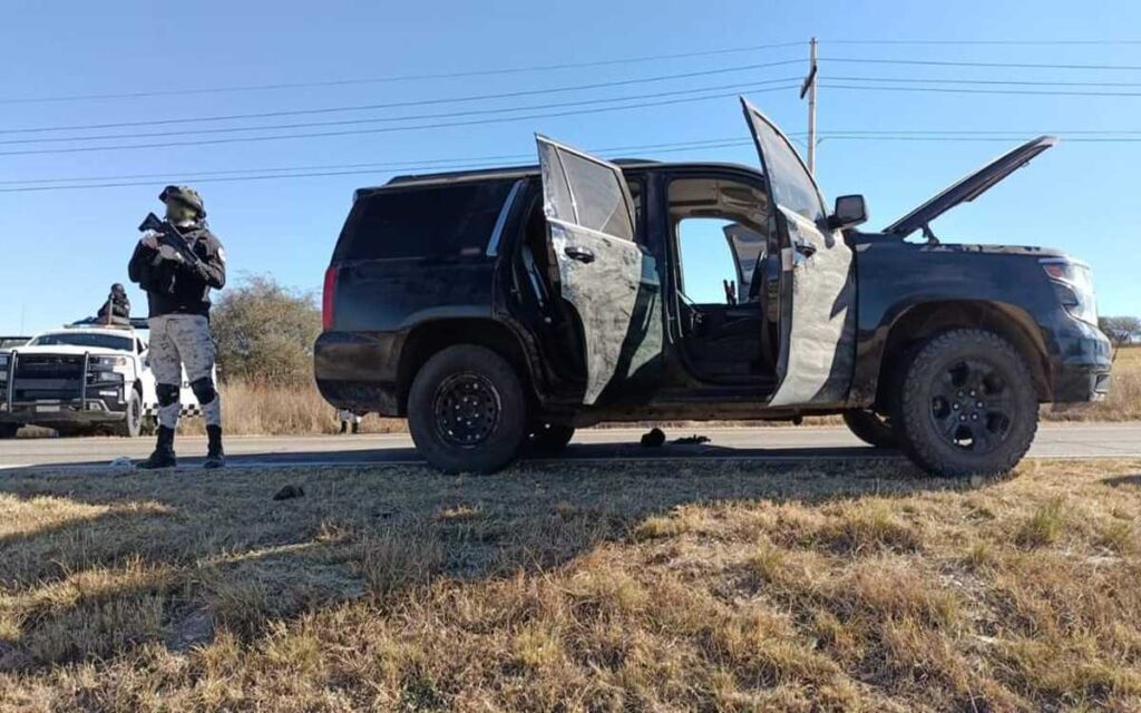 Pistoleros huyen y dejan camioneta con armamento