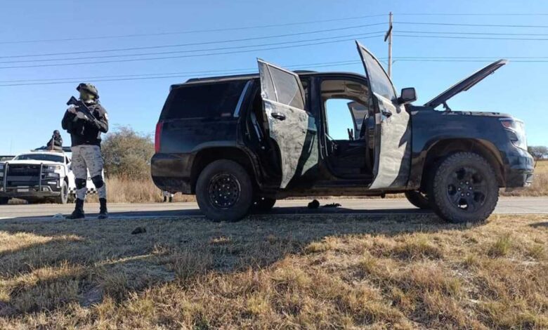 Pistoleros huyen y dejan camioneta con armamento