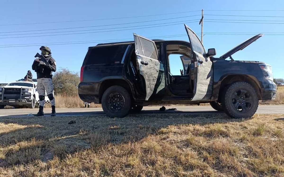 Pistoleros huyen y dejan camioneta con armamento