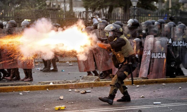 Policía de Perú investiga la muerte de un manifestante en Lima; sube a 65 el total de fallecidos