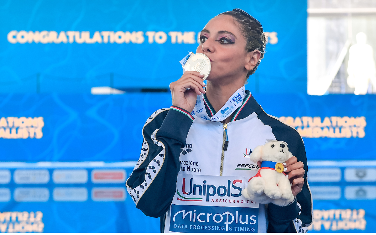 Policía italiana denuncia a 12 usuarios de redes por comentarios sexistas a nadadora