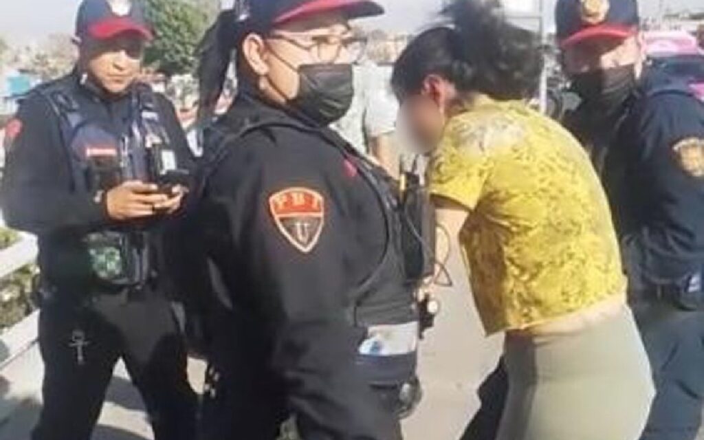 Policías evitan que mujer salte desde puente vehicular en Iztacalco