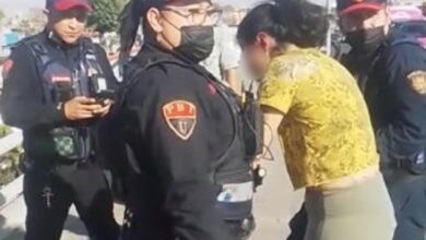 Policías evitan que mujer salte desde puente vehicular en Iztacalco