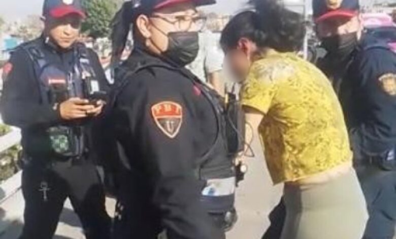 Policías evitan que mujer salte desde puente vehicular en Iztacalco