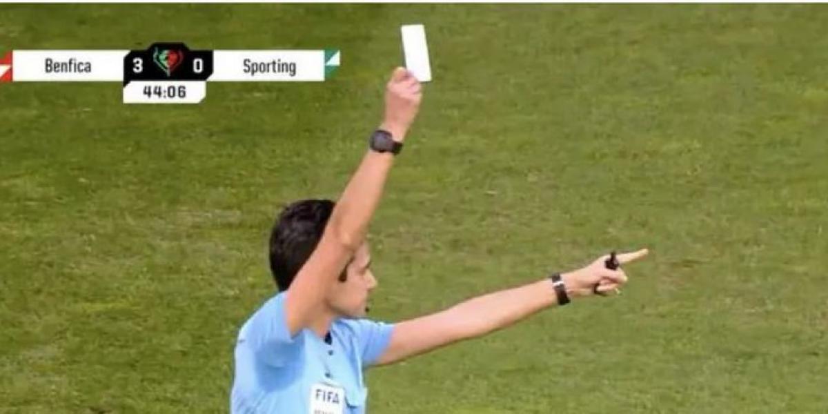 Primera tarjeta blanca en la historia del fútbol