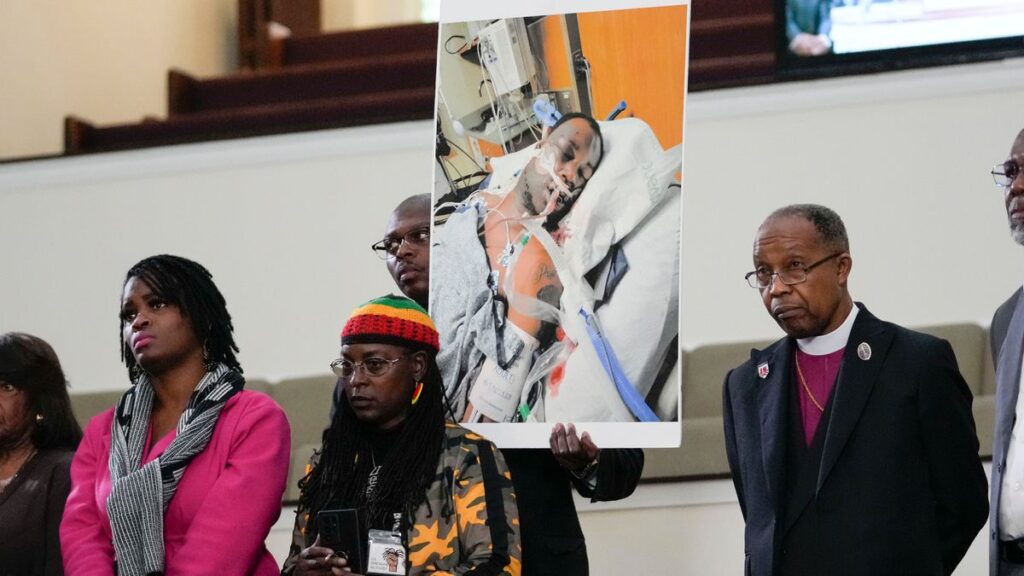 Procesados por asesinato cinco agentes que mataron a golpes a un joven negro en Memphis