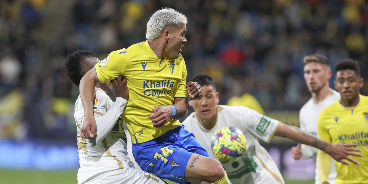 Punto insuficiente para Cádiz y Elche con final polémico