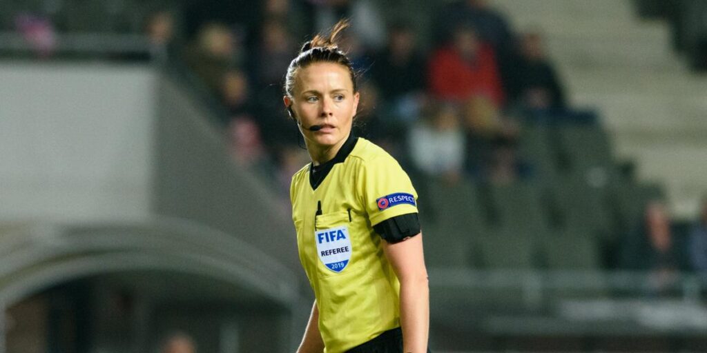 Rebecca Welch, primera árbitra en un partido de Segunda inglesa
