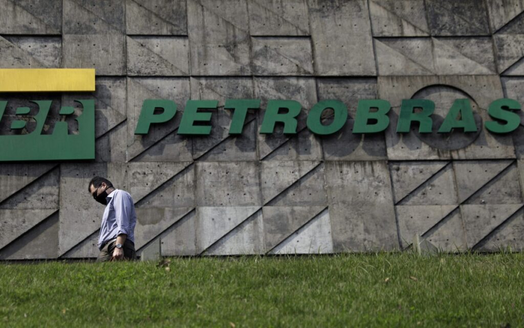 Renuncia presidente de Petrobras y deja cargo a elegido por Lula