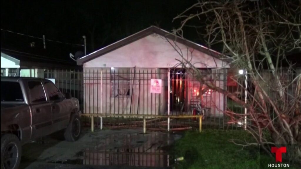 Rescatan a hombre que incendió casa en Houston y se atrincheró en ella