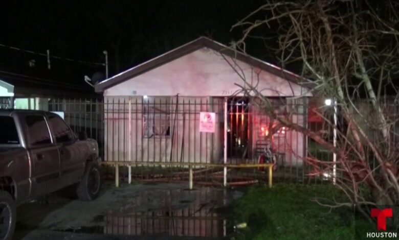 Rescatan a hombre que incendió casa en Houston y se atrincheró en ella
