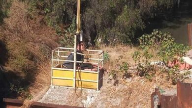 Rescatan con grúa a hombre que cayó al Gran Canal en Tecámac