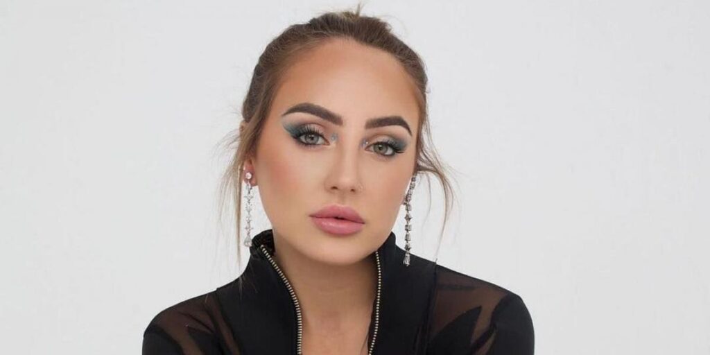 Rocío Flores presume de nueva figura en su último posado lleno de transparencias