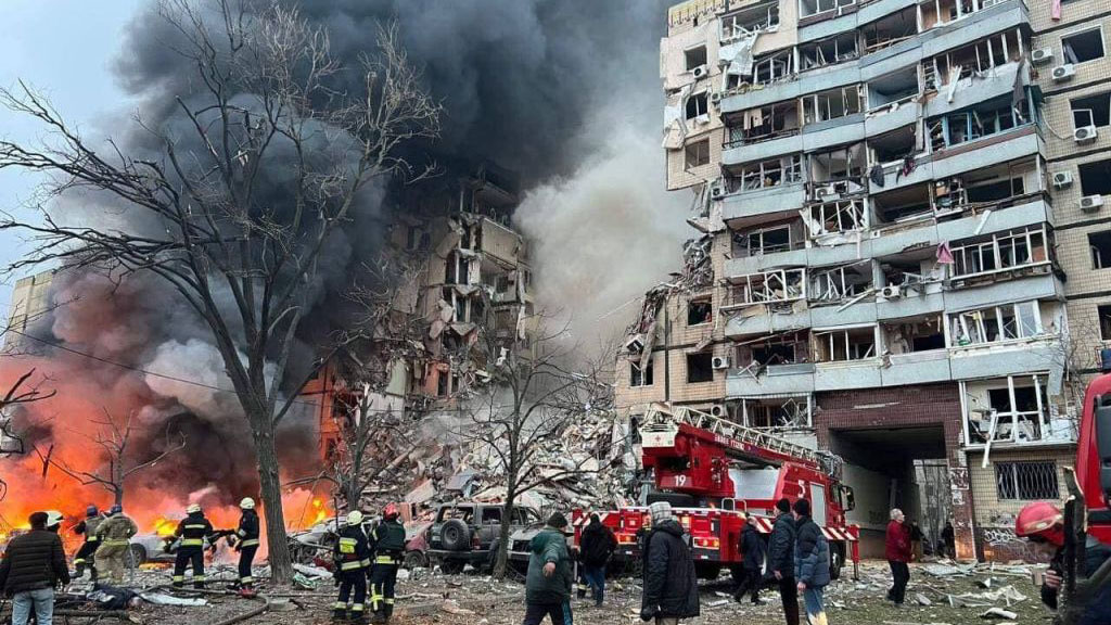 Rusia recrudece los ataques en Ucrania: bombazo deja muertos en zona residencial