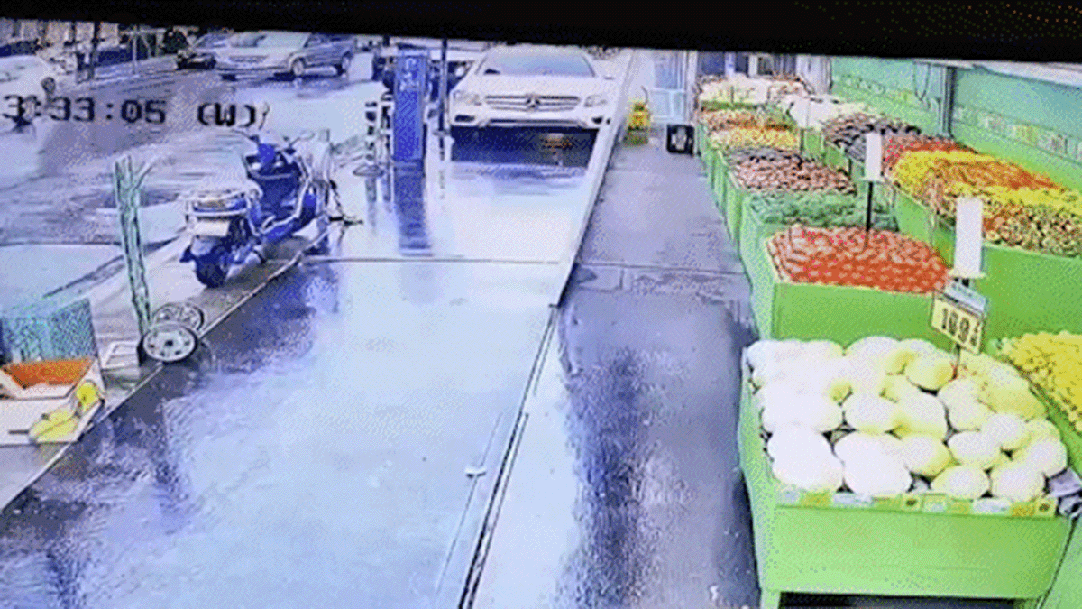 SUV se estrella con puesto de frutas