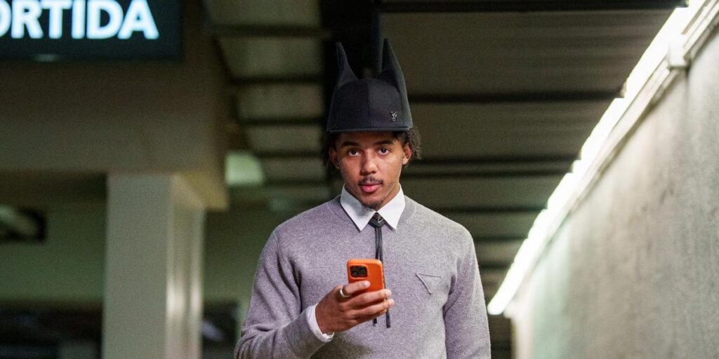 Sabemos de dónde es la llamativa gorra con orejas de Jules Koundé