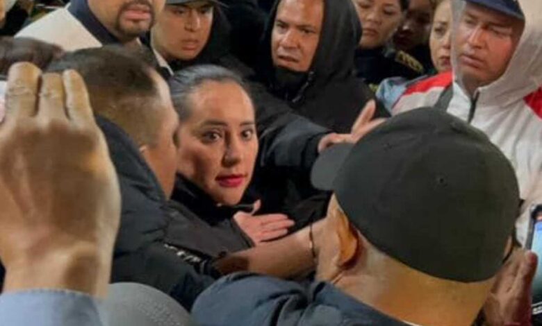 Sandra Cuevas niega propaganda, denuncia secuestro y encara a contralor