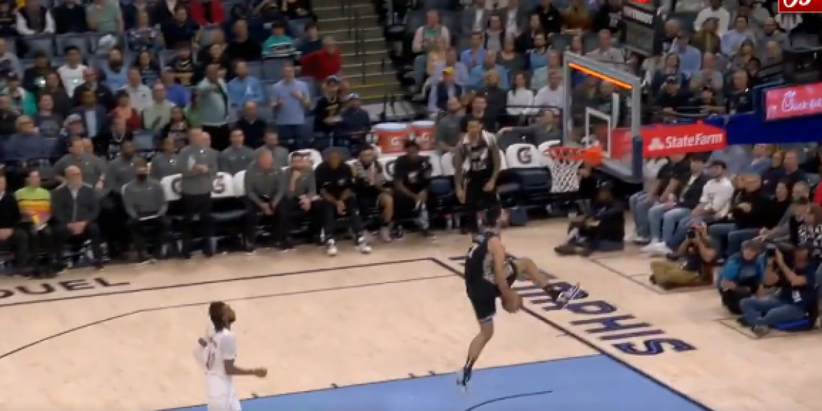 Santi Aldama, otra virguería con Ja Morant... y mate de All-Star