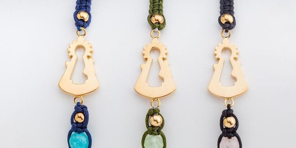 Santina presenta una colección de joyas basada en la Virgen de Covadonga