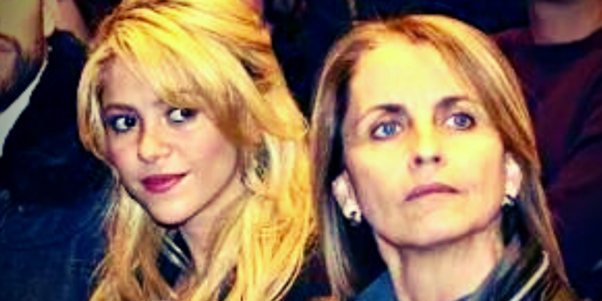 Shakira coloca una bruja en su balcón mirando hacia la casa de sus 'suegros'