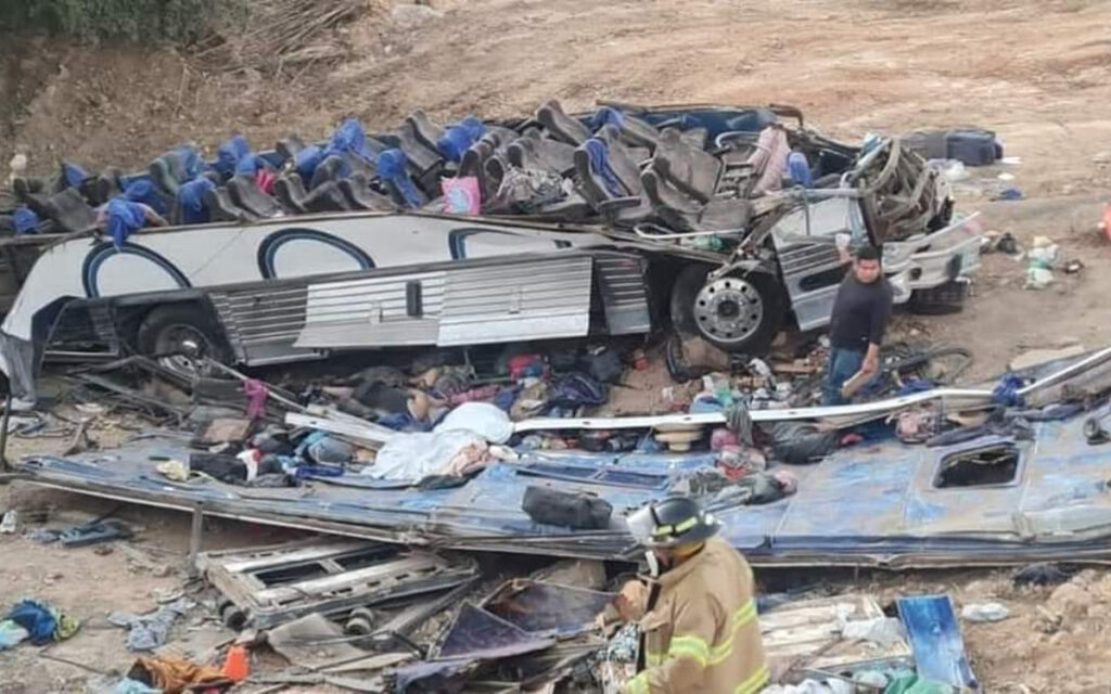Sin identificar uno de los 15 turistas guanajuatenses muertos en volcadura en Nayarit