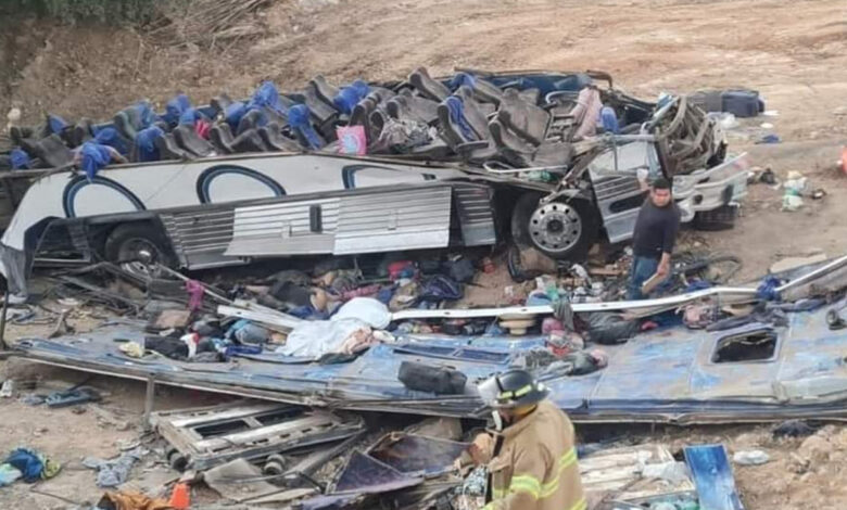 Sin identificar uno de los 15 turistas guanajuatenses muertos en volcadura en Nayarit