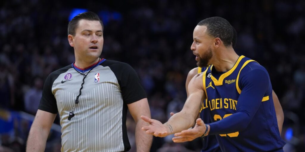Steph Curry, expulsado por una rabieta y un nuevo lanzamiento de su protector bucal