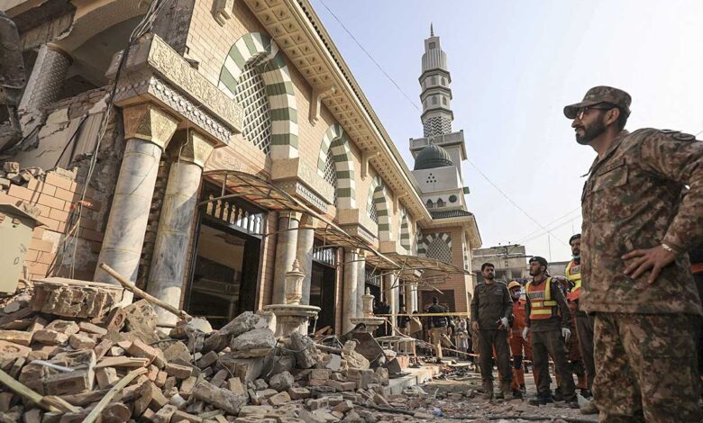 Suben a 100 los muertos por atentado suicida en mezquita de Pakistán