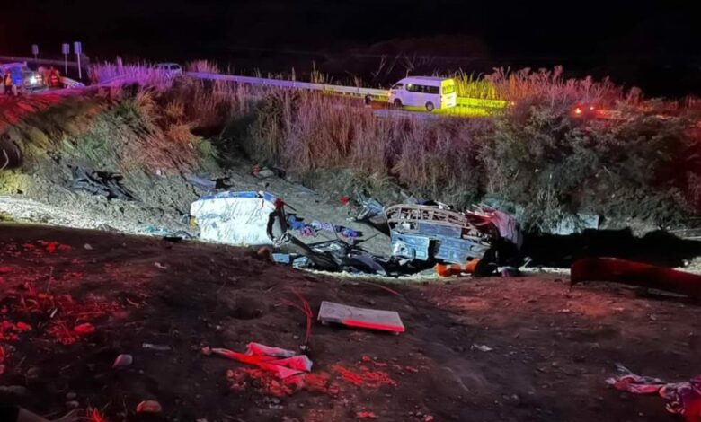 Suman 15 turistas guanajuatenses muertos por volcadura de camión en Nayarit