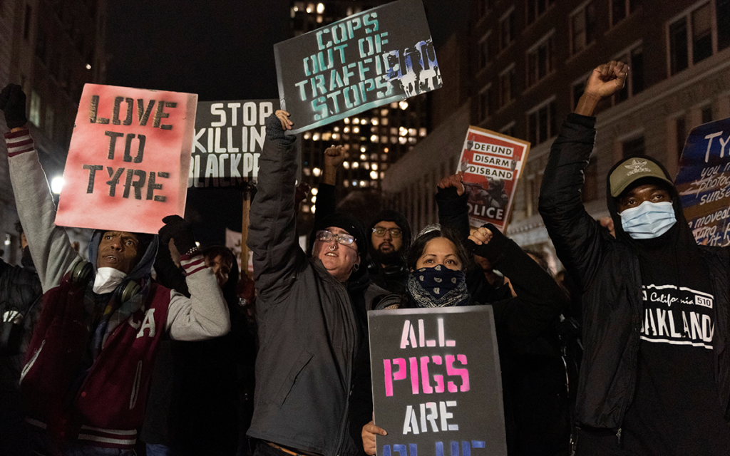 Suspenden a sexto policía por muerte de afroamericano en EU