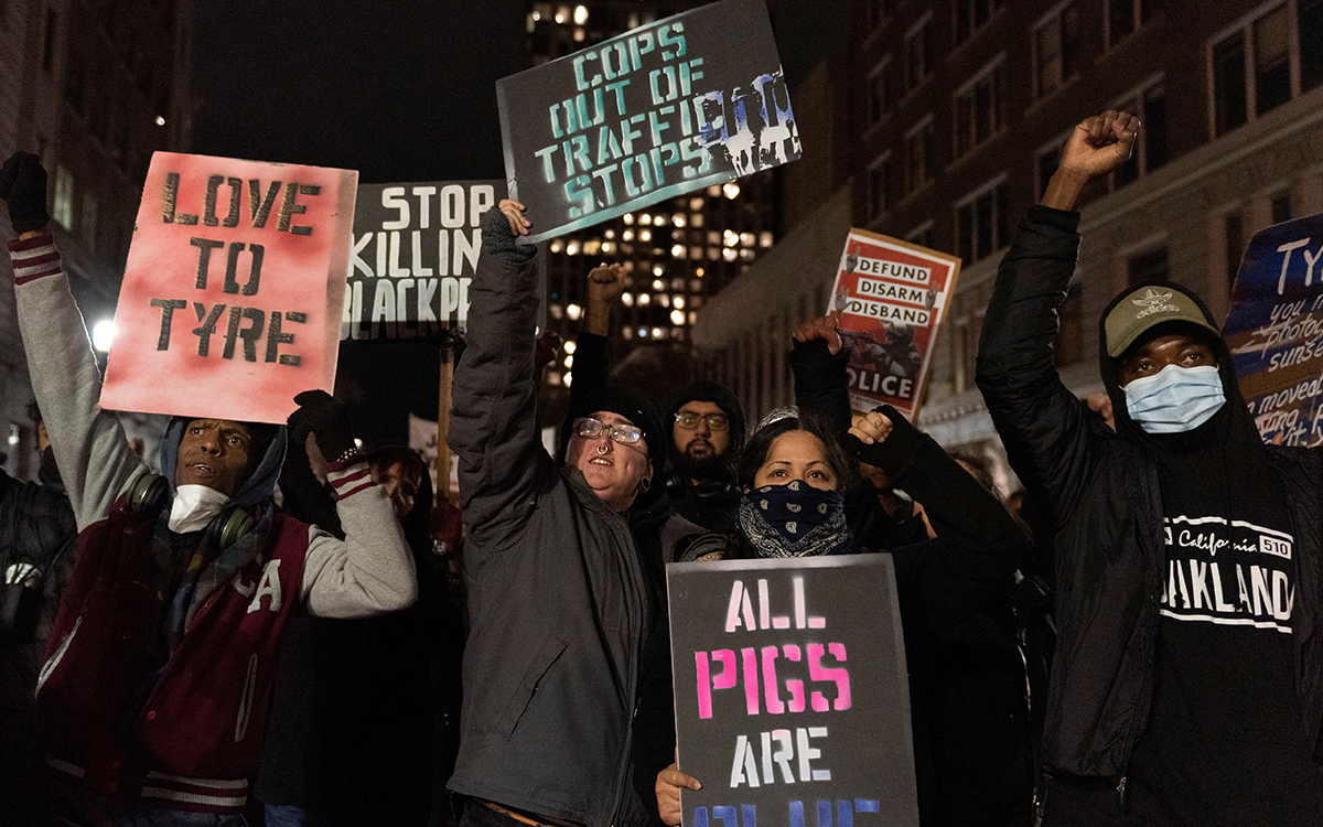 Suspenden a sexto policía por muerte de afroamericano en EU