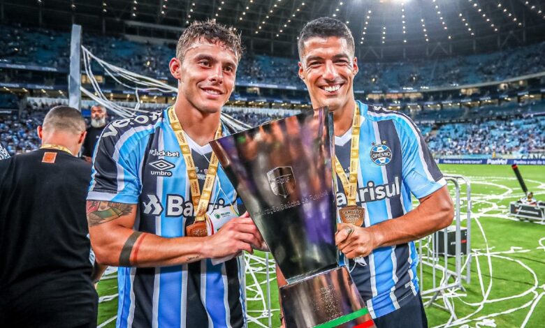 Tiene Luis Suárez un debut soñado con el Gremio, levantó un título y anotó hat-trick | Video