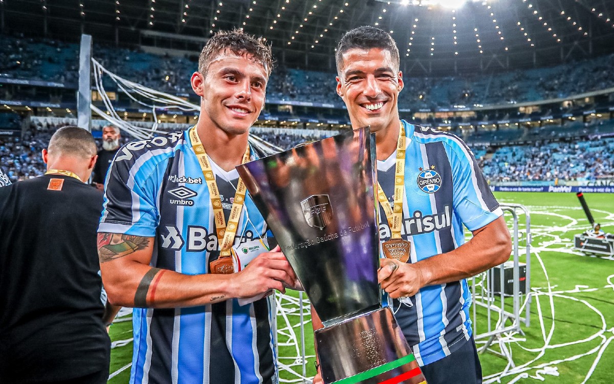 Tiene Luis Suárez un debut soñado con el Gremio, levantó un título y anotó hat-trick | Video