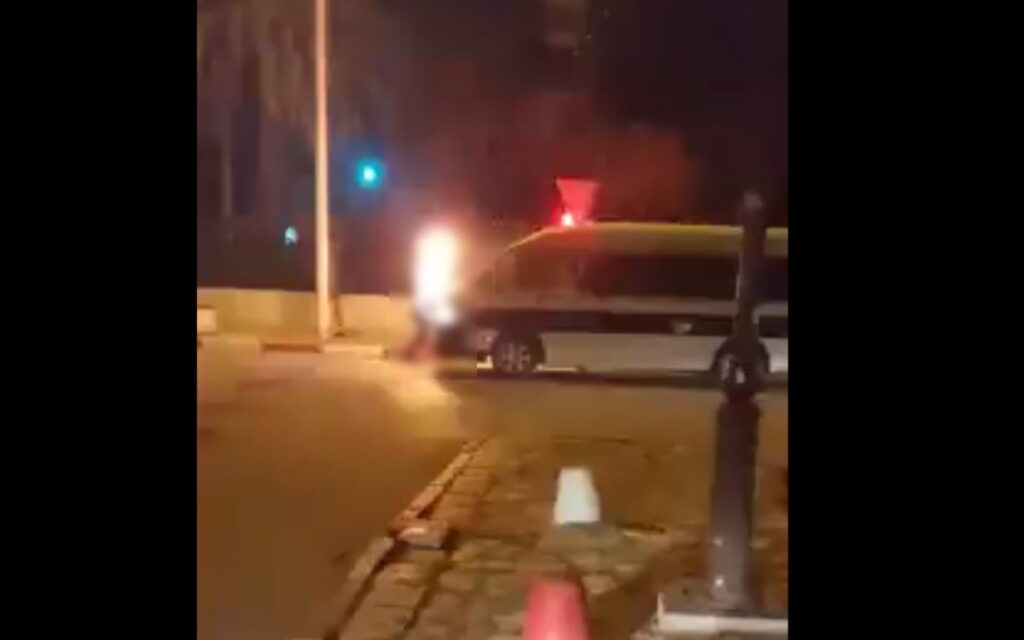 Trabajador se prende fuego tras perder el empleo en Túnez