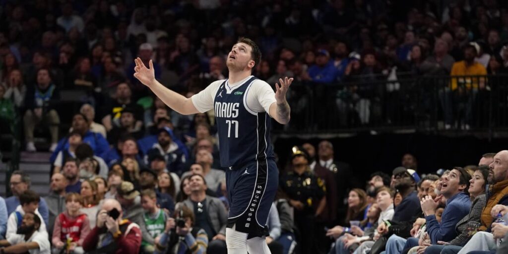 Tremendo enfado de Doncic con un aficionado por un manotazo