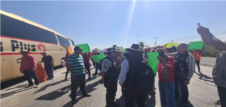 Tuvieron que bloquear carretera 57, para que Amarildo Bárcenas les hiciera caso y clausurara corral de puercos
