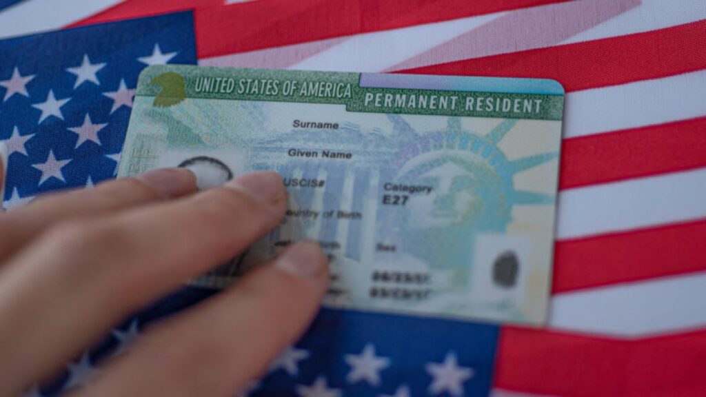 USCIS extiende la validez de las “green cards” condicionales debido a demoras en trámites