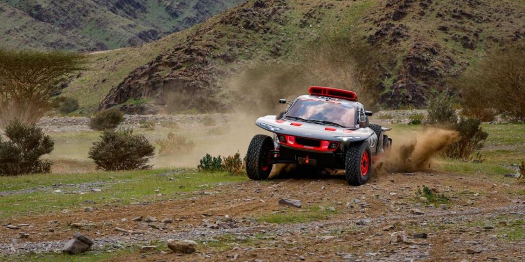 Un Sainz exhausto recibe el 'consejo' de su hijo Carlos