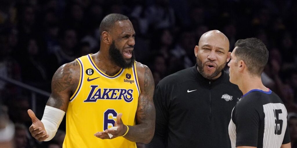 Un aficionado provoca a LeBron, que se lo piensa y casi salta a por él