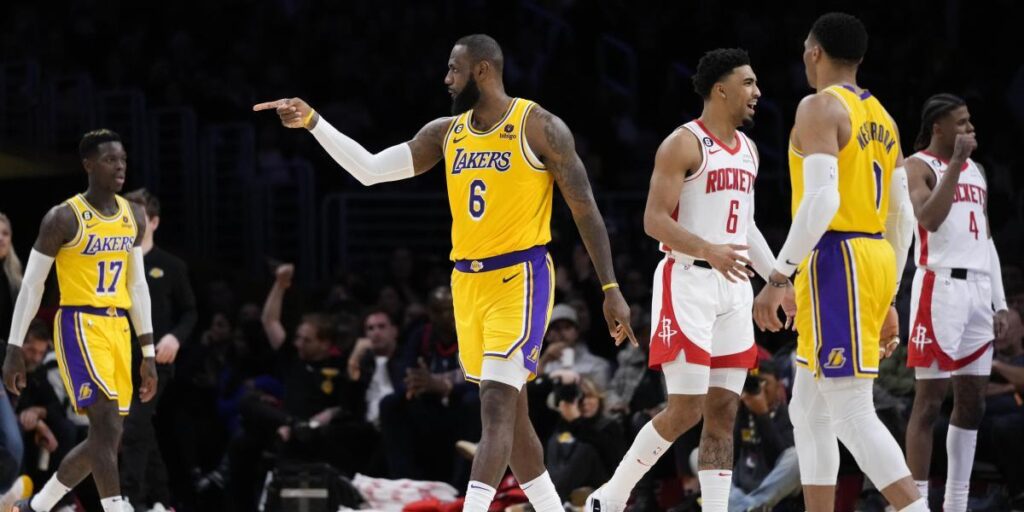 Un colosal LeBron James rescata a los Lakers