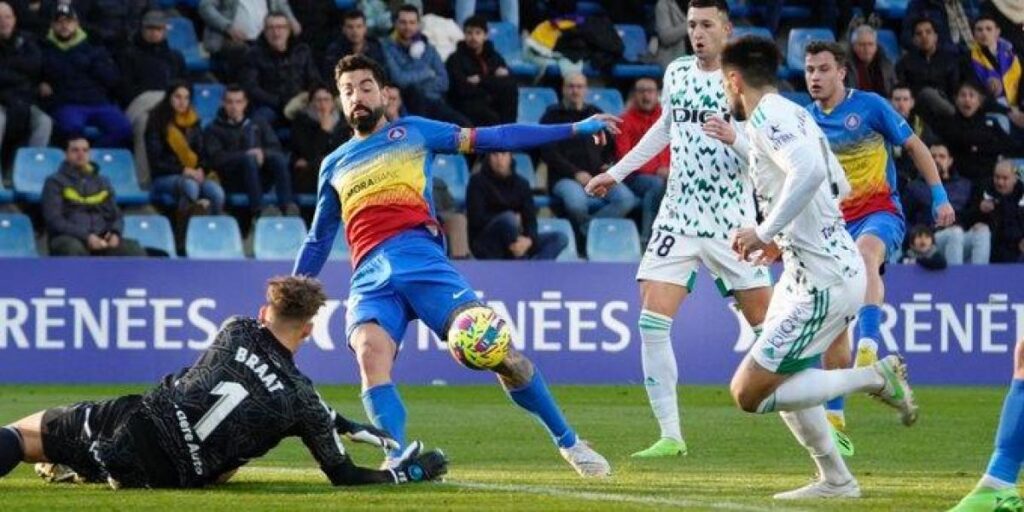 Un doblete de Almpanis y un golazo de Bakis dan la victoria al Andorra