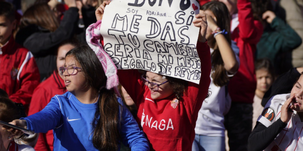 Un entrenamiento con el apoyo de 19.000 sevillistas