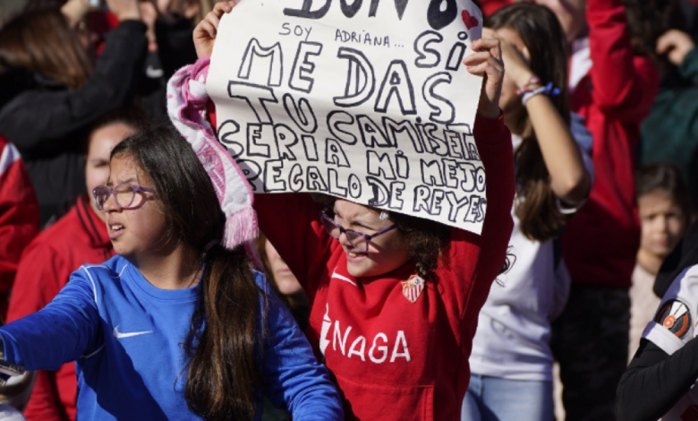 Un entrenamiento con el apoyo de 19.000 sevillistas