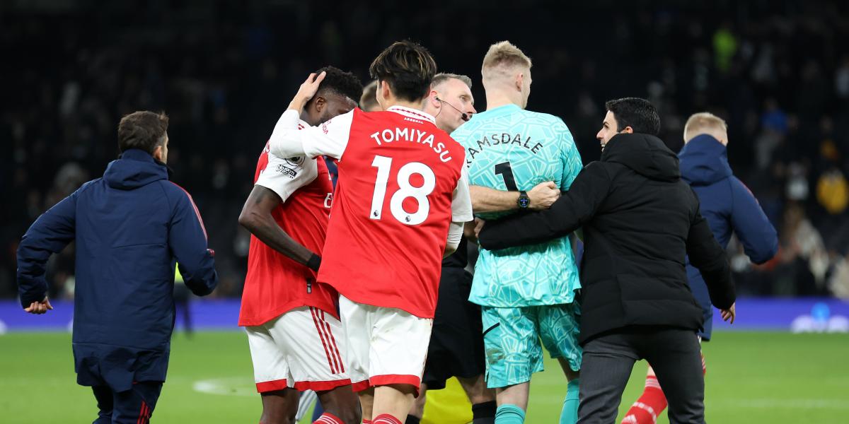 Un hincha propina una patada a Ramsdale