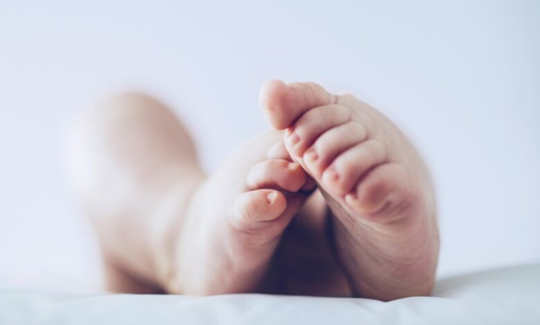 Una madre se encuentra recuperándose tras dar a luz a un bebé de 16 libras