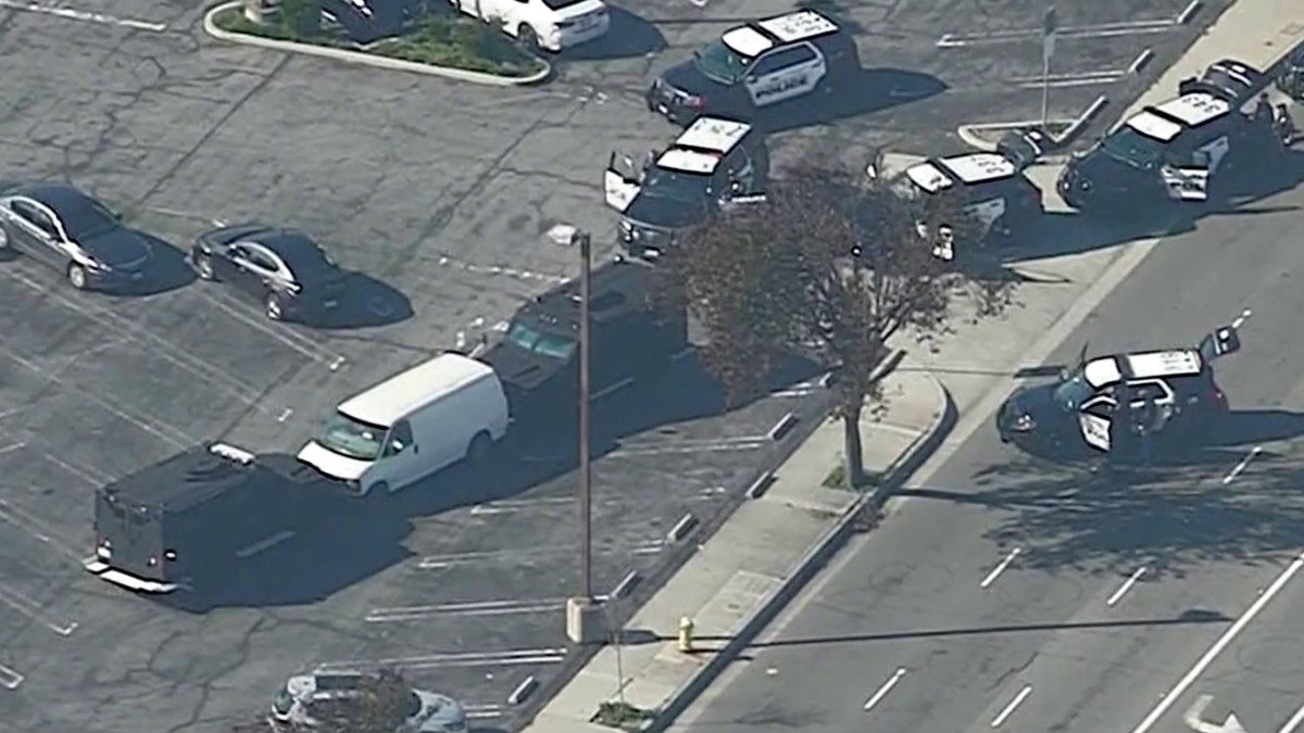Vehículos del SWAT rodean camioneta en Del Amo Fashion Center en Torrance tras tiroteo en Monterey Park